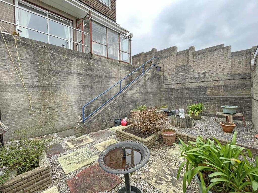 Yelamptone Drive 5 Garden 2.jpg