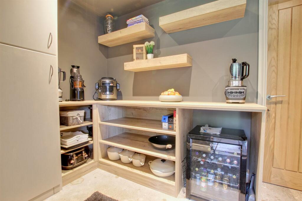 WALK-IN PANTRY
