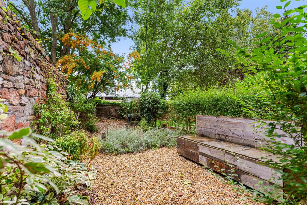 15 Elemgrove Road5.JPG