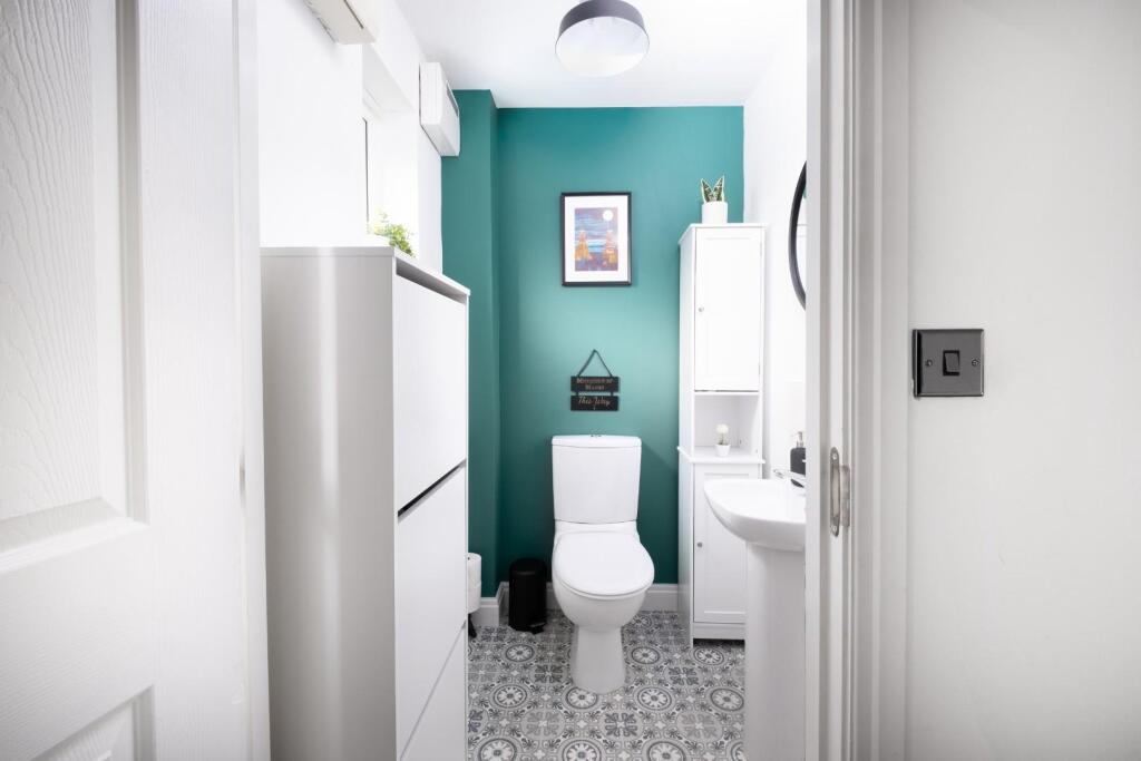 6 TRUBSHAW CLOSE--8.jpg