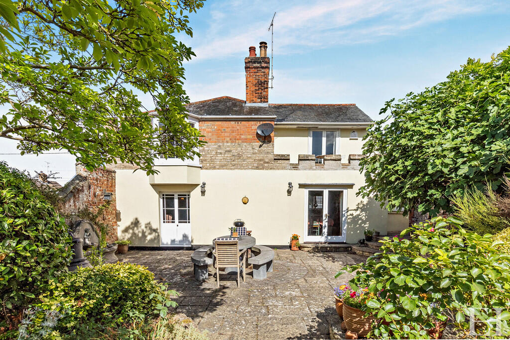 8658493-exteriorW...