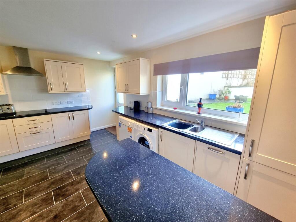 Kitchen 1.jpg