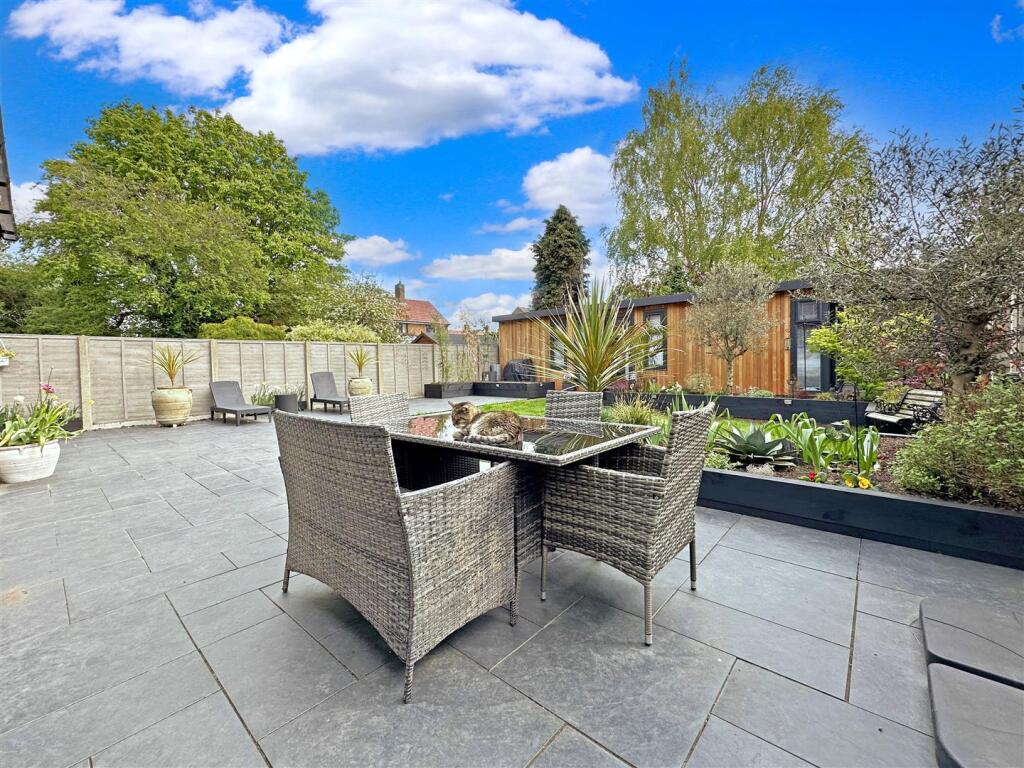Beautifully Landscaped Garden 332