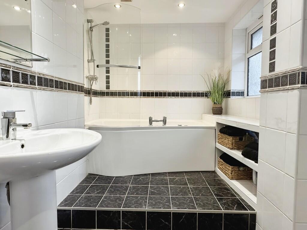 e57f9bf3-Bathroom...