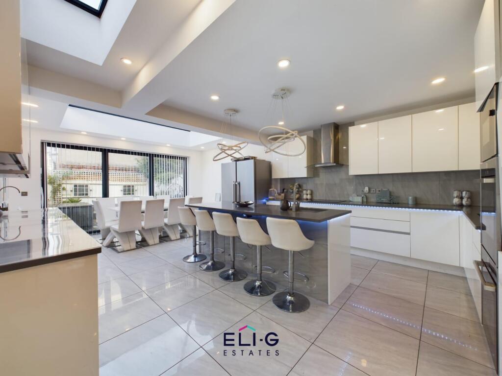 A desirable, deceptively-large, 6 bedroom terrace