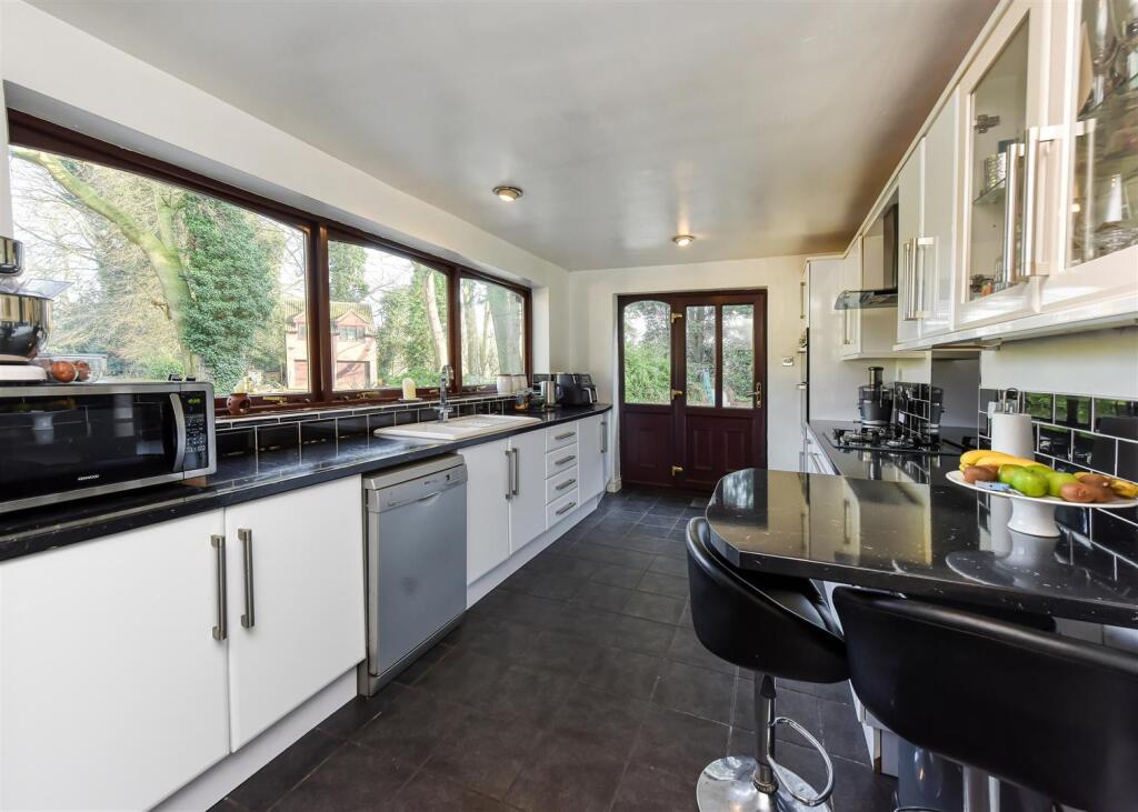 Earlswood Lodge-Kitchen (2).jpg