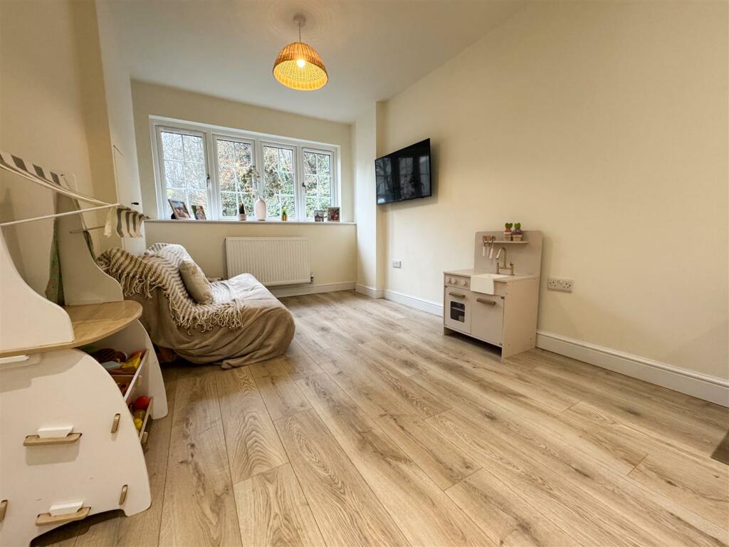 OPEN PLAN FAMILY ROOM