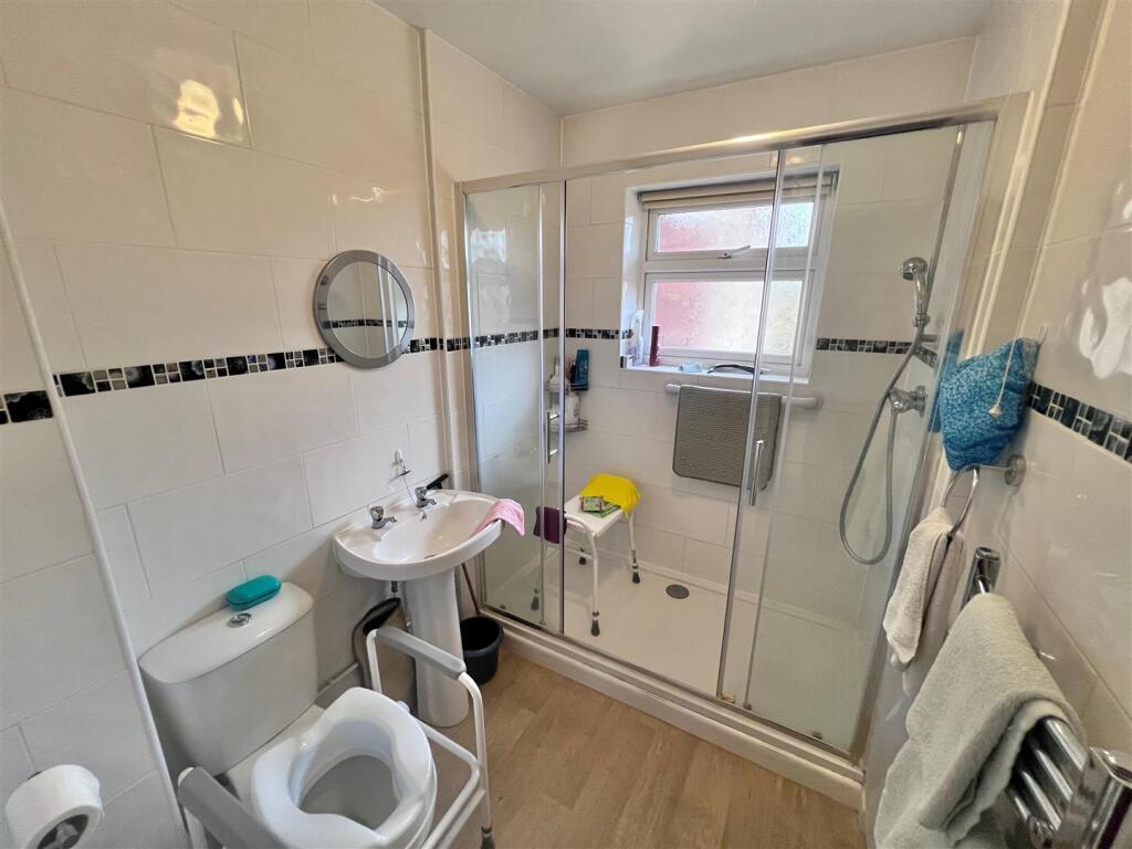 Shower room 1.jpg