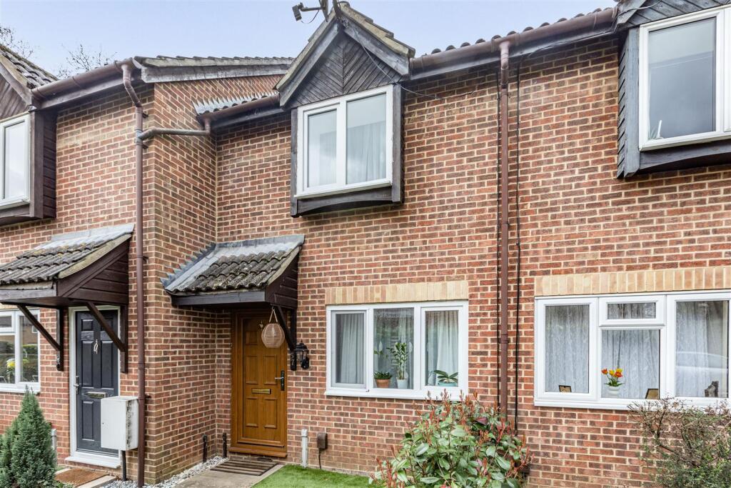 57 Monks Crescent, Addlestone, KT15 1UX - 17.jpg