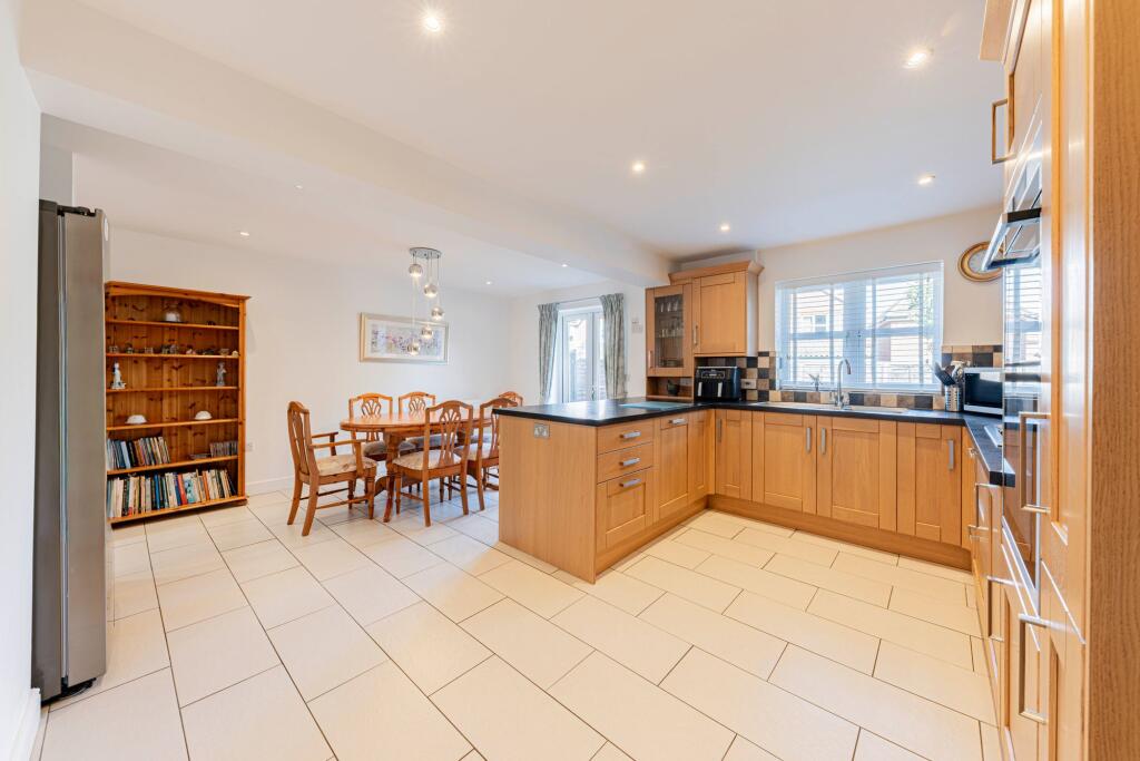 Kitchen/Dining Room (3)