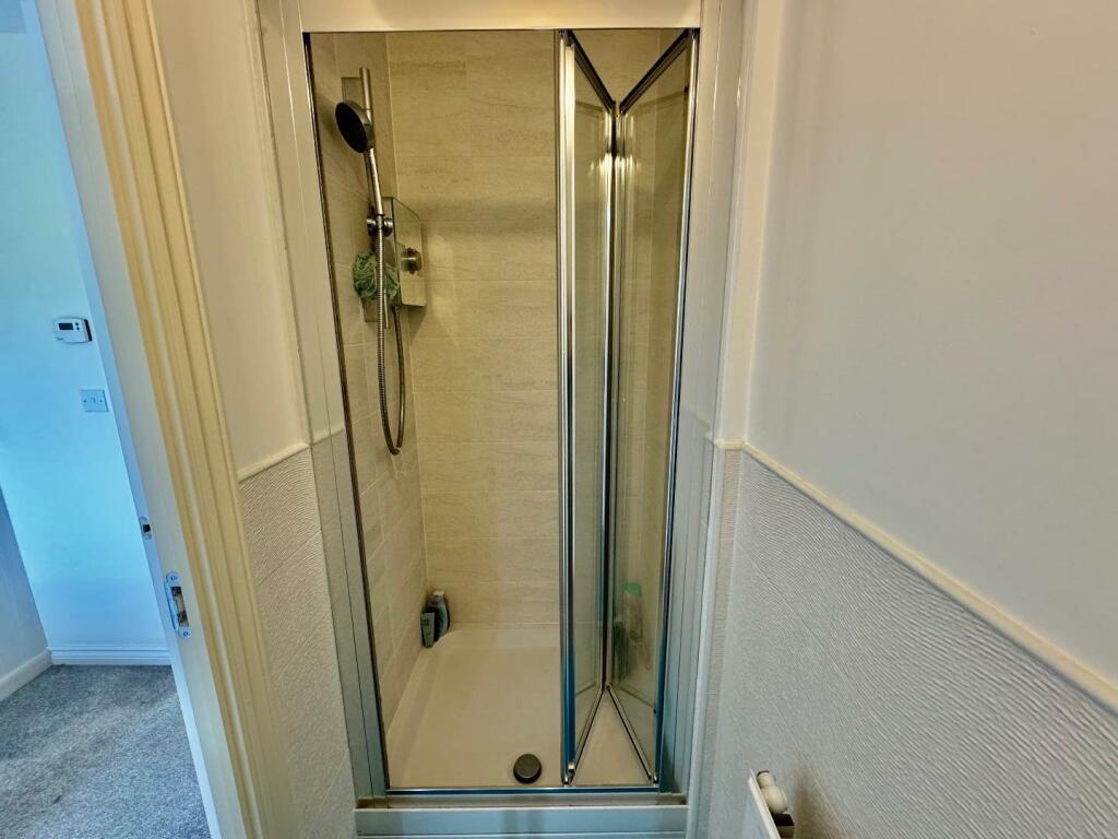 EN-SUITE SHOWER ROOM