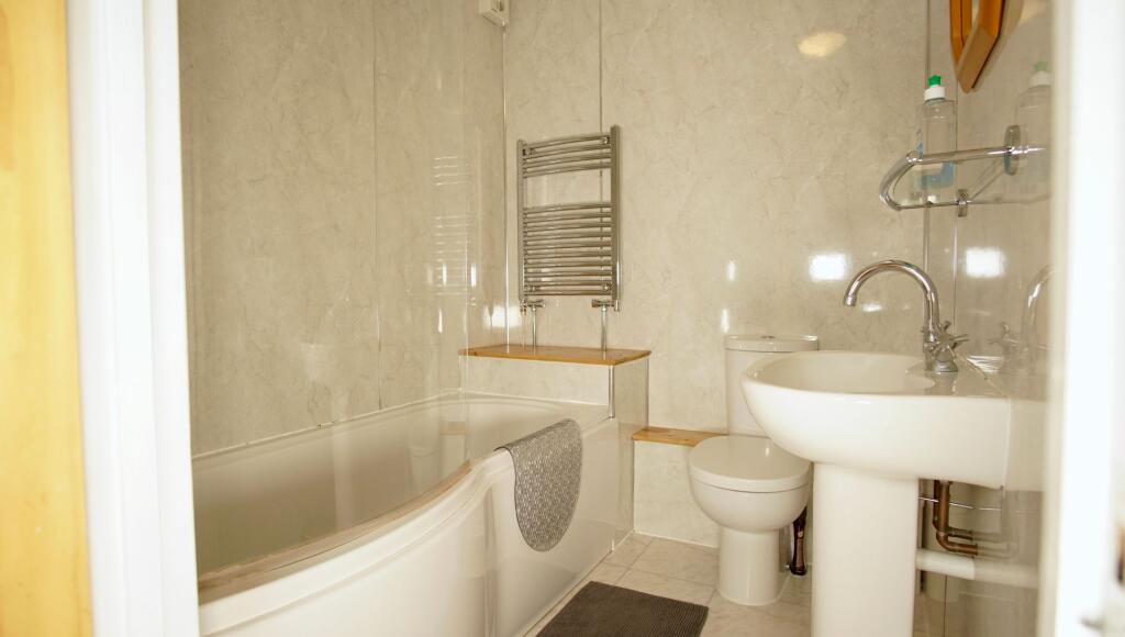 Bedroom 5 En Suite Shower