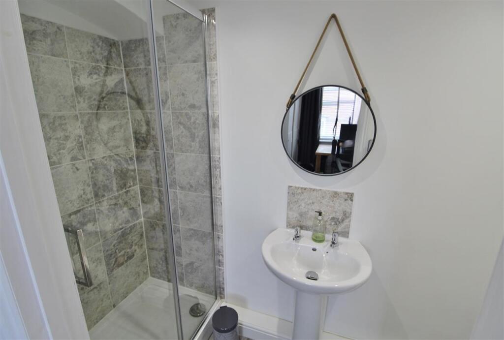 EN-SUITE SHOWER ROOM