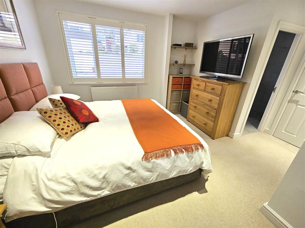 Master Bedroom (2)