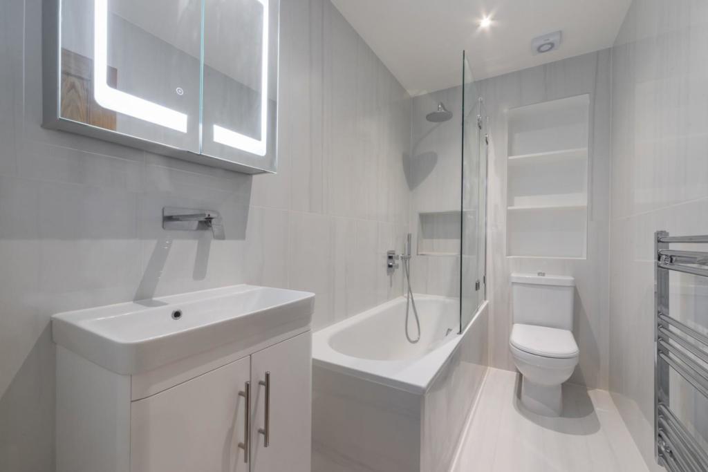 BATHROOM 2.jpg