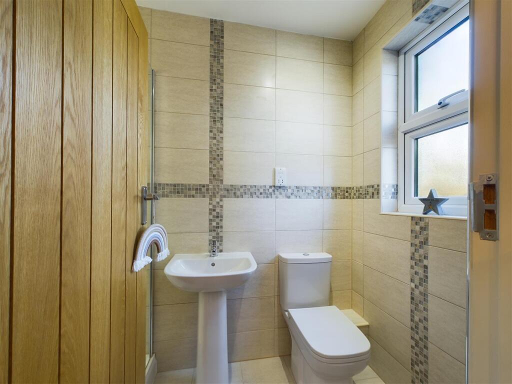 EN-SUITE SHOWER ROOM