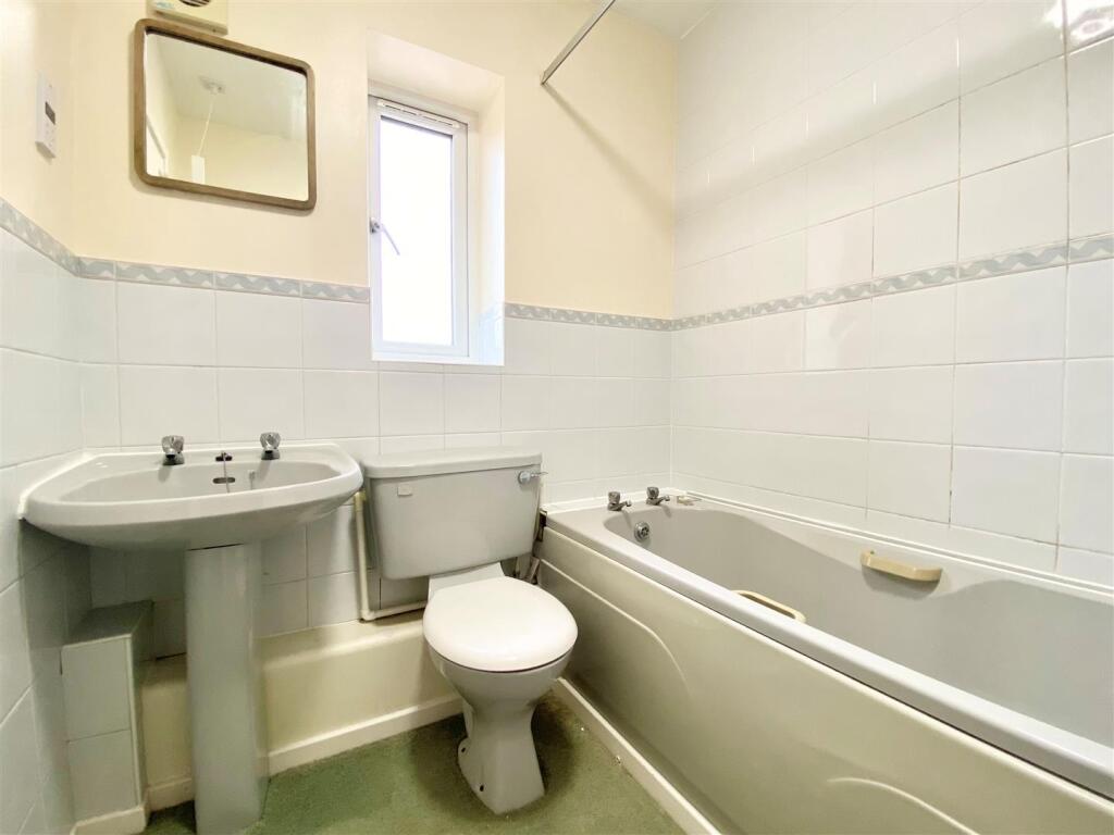 Bathroom 1.jpg