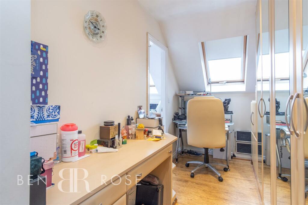 Walk in Wardrobe/Office
