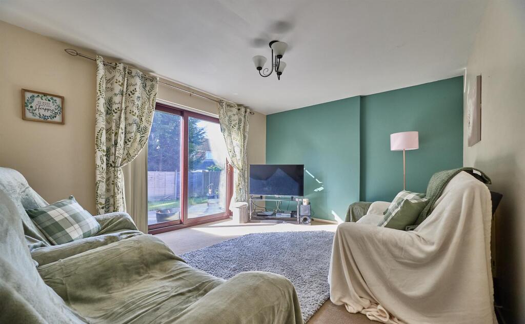 LOUNGE DINER TO REAR