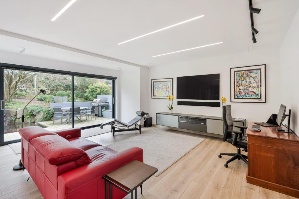 CUDDINGTON PARK CLOSE (18).jpg