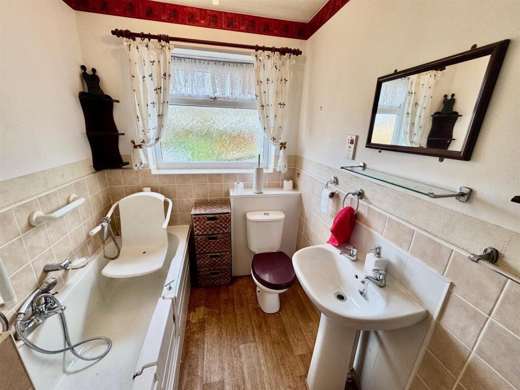 Bathroom 2.jpg