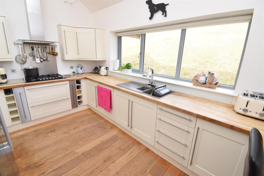 KITCHEN-BREAKFAST ROOM.JPG