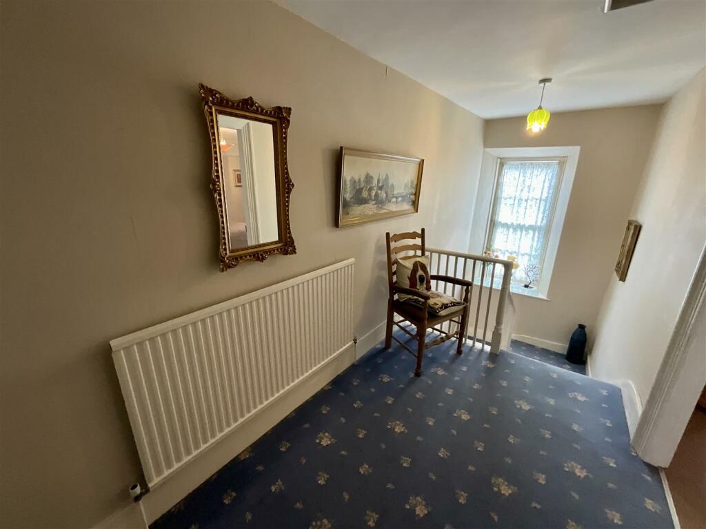 FIRST FLOOR - LARGE GALLERIED LANDING