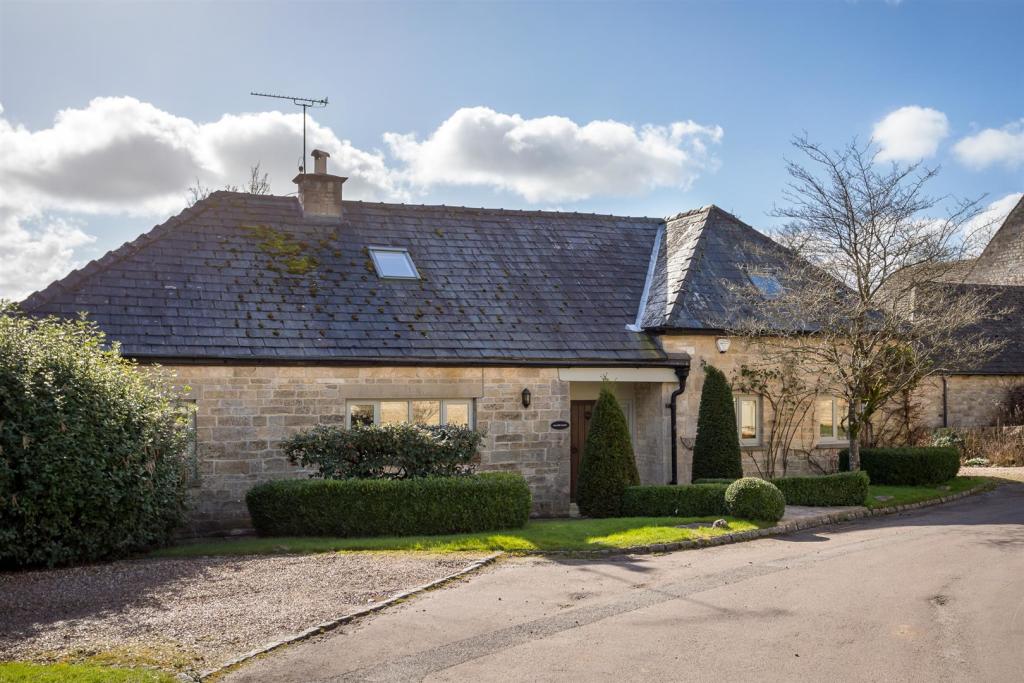 1 - Manor Barn - GL53 9PD - Web.jpg