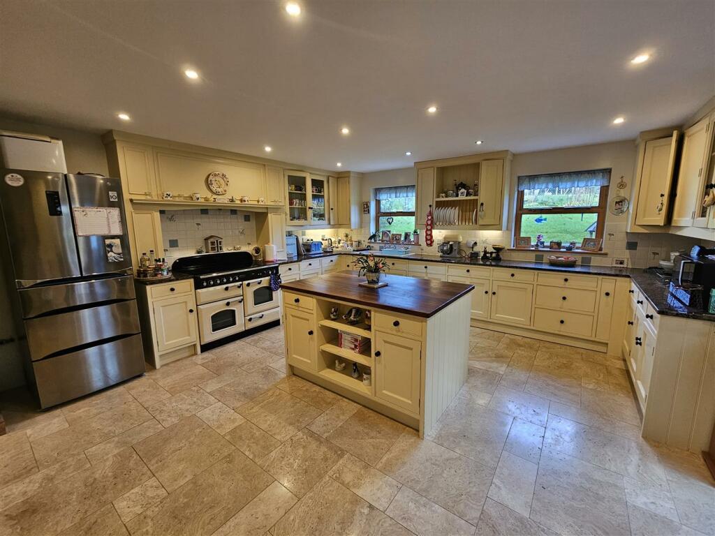 Kitchen 1.jpg