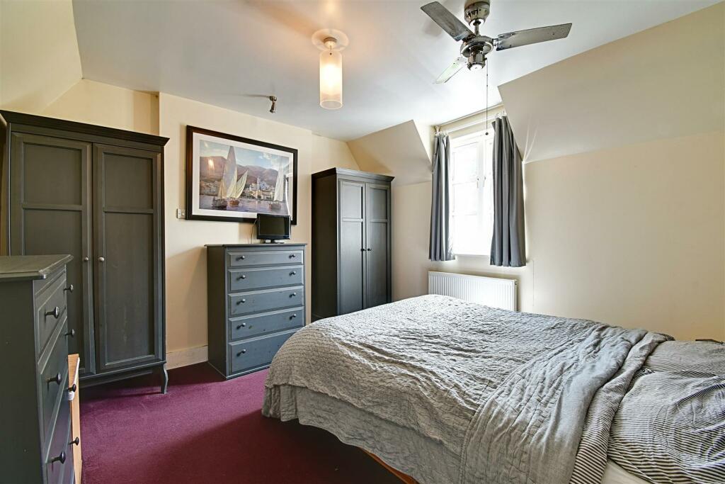 Bedroom 1_1.jpg