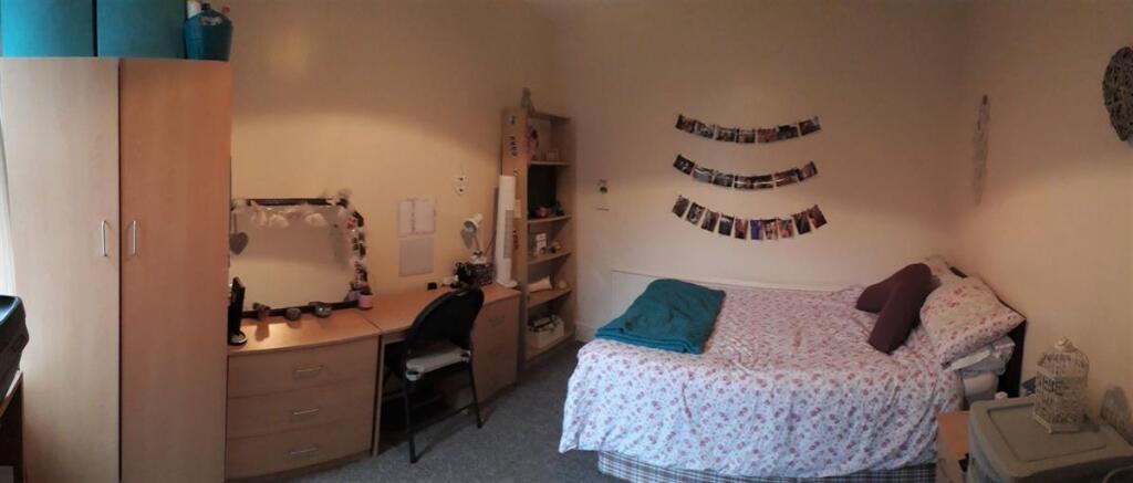 Bright, tidy double bedroom with a comfortable ...