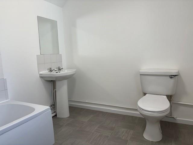 Bathroom flat 1 phipps.jpg