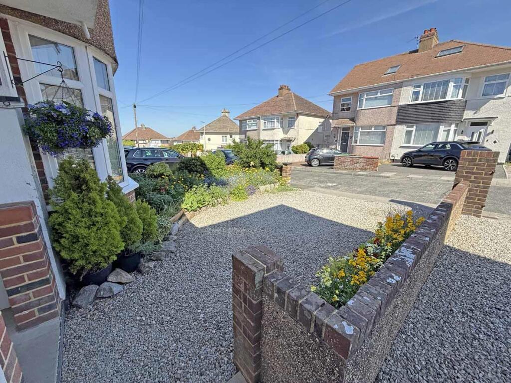 Lester Close 10 Front Garden.jpg