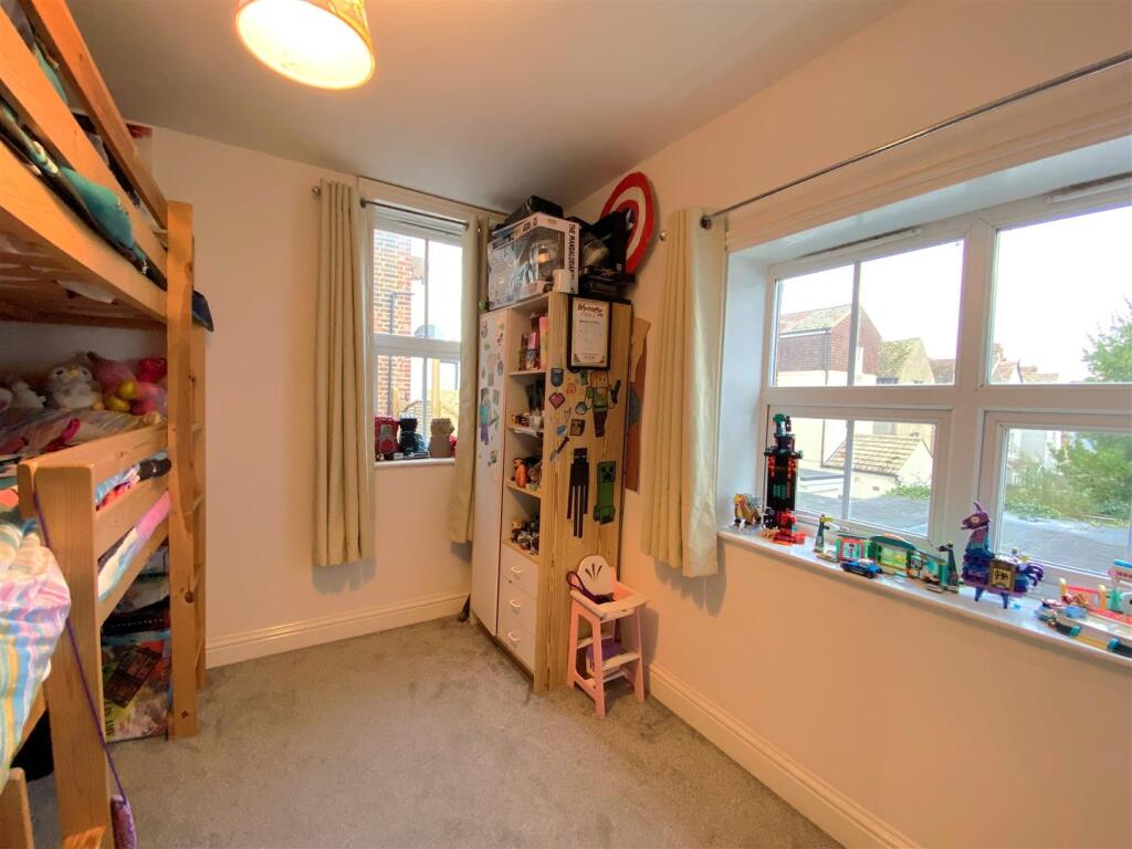 1 St Margarets Ct - Bed1.jpg