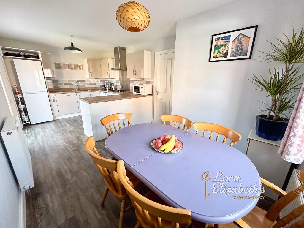 Kitchen/Dining Area