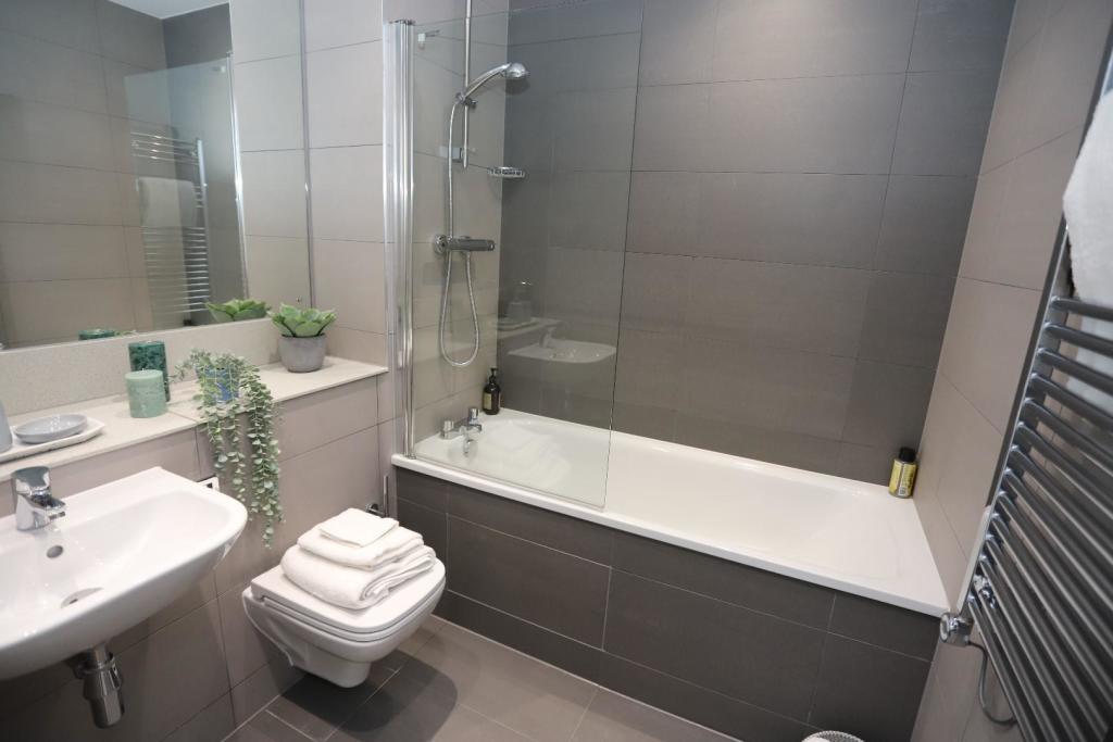 Right Hand Bath.JPG