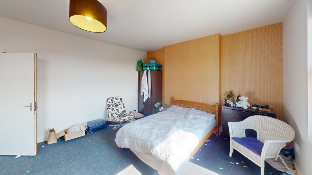 Lrg_Bedroom (5)