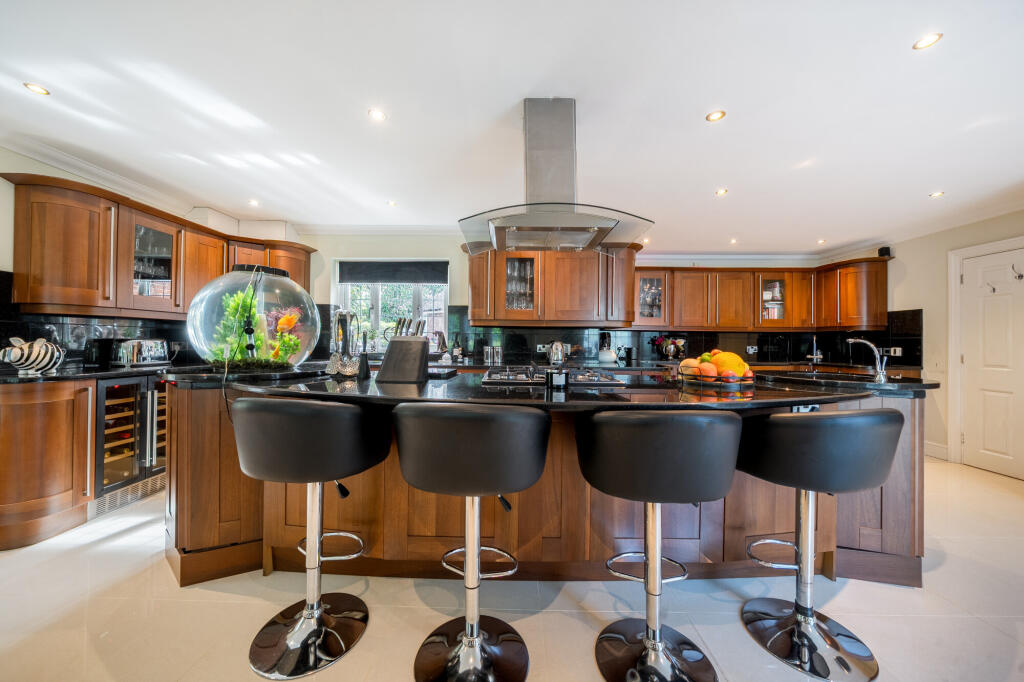 Kitchen breakfast bar