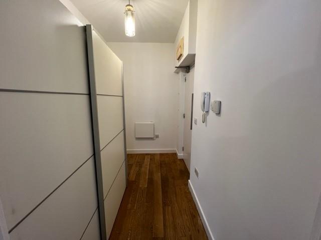 ENTRANCE/VESTIBULE