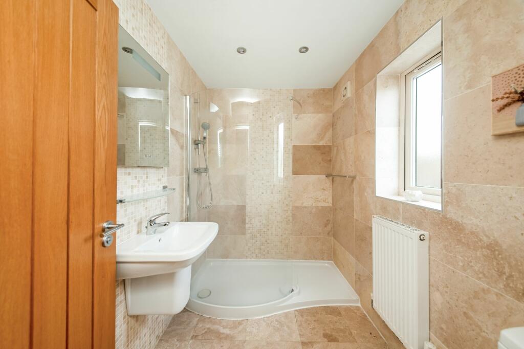 EN-SUITE SHOWER ROOM