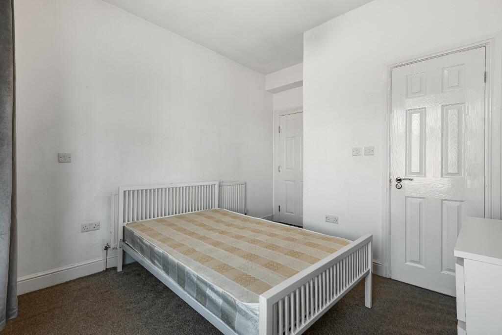 A bright and clean double bedroom featuring a s...