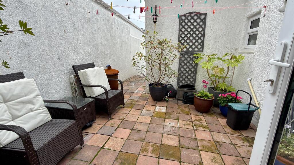 TILED COURTYARD/PATIO AREA