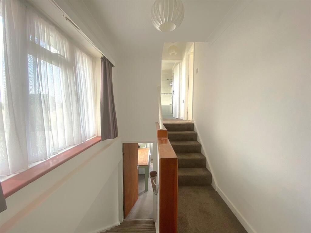 6 Blackfields Ave - Hall.jpg