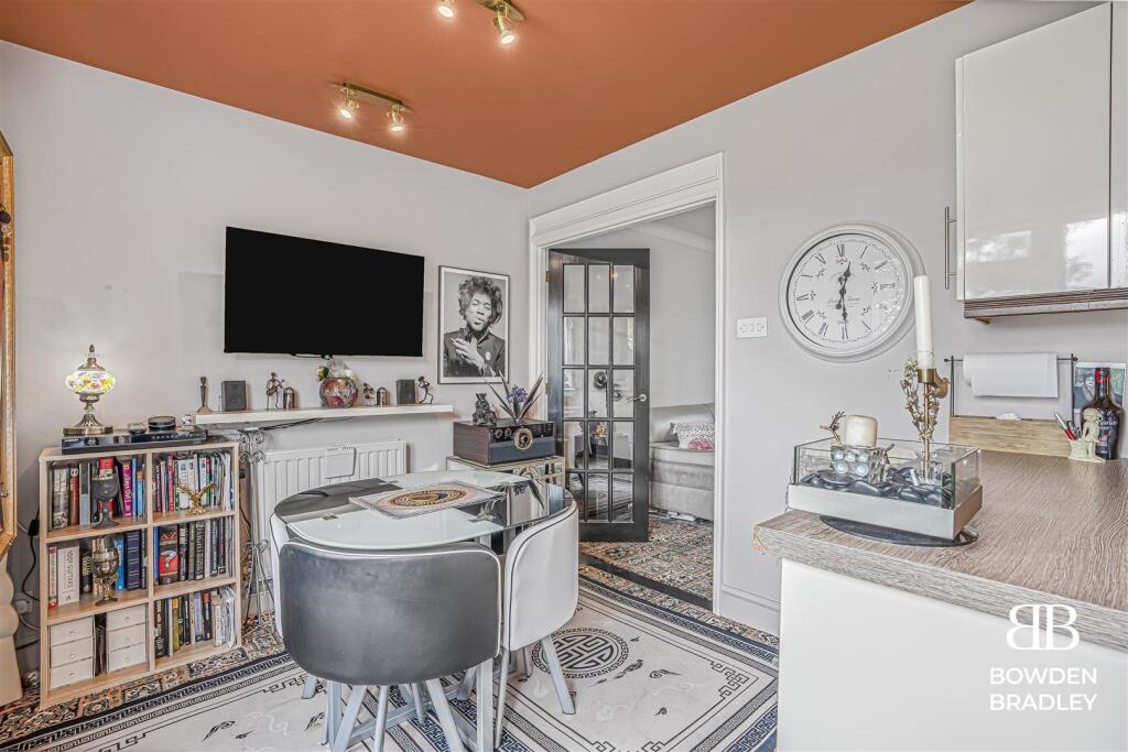 Kitchen/Dining Area