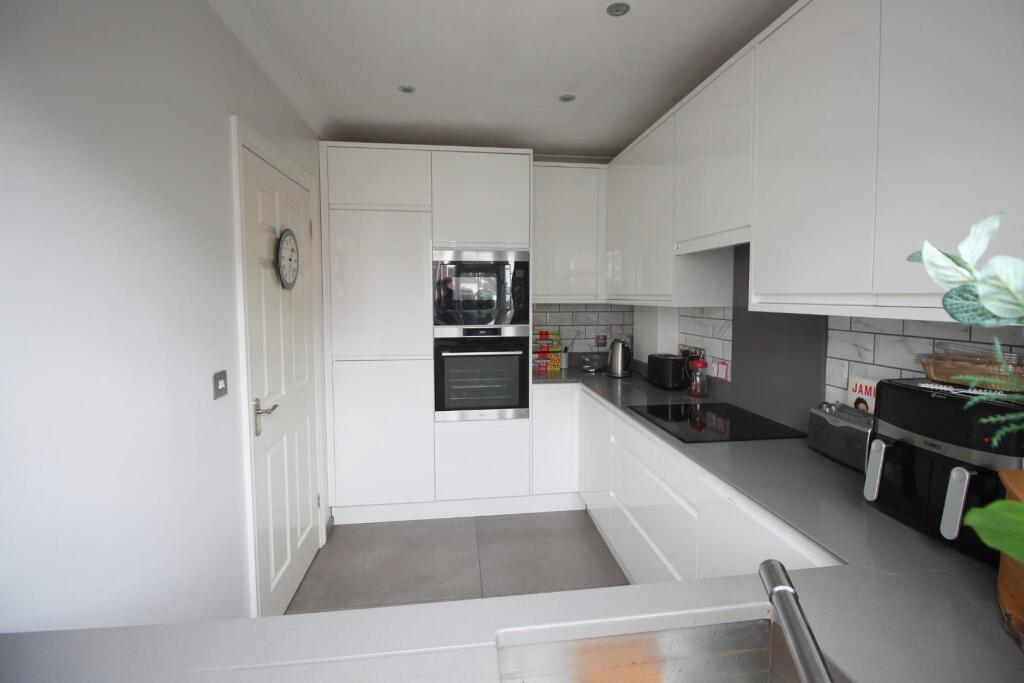 Kitchen 2.JPG