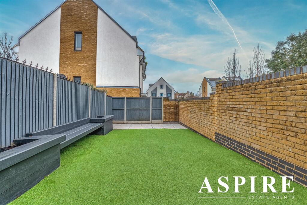 281 FAIRFAX DRIVE-13-12-24-21.jpg