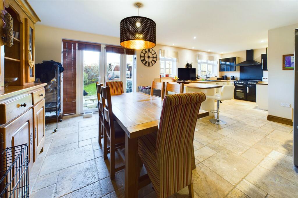 Kitchen/Family/Diner
