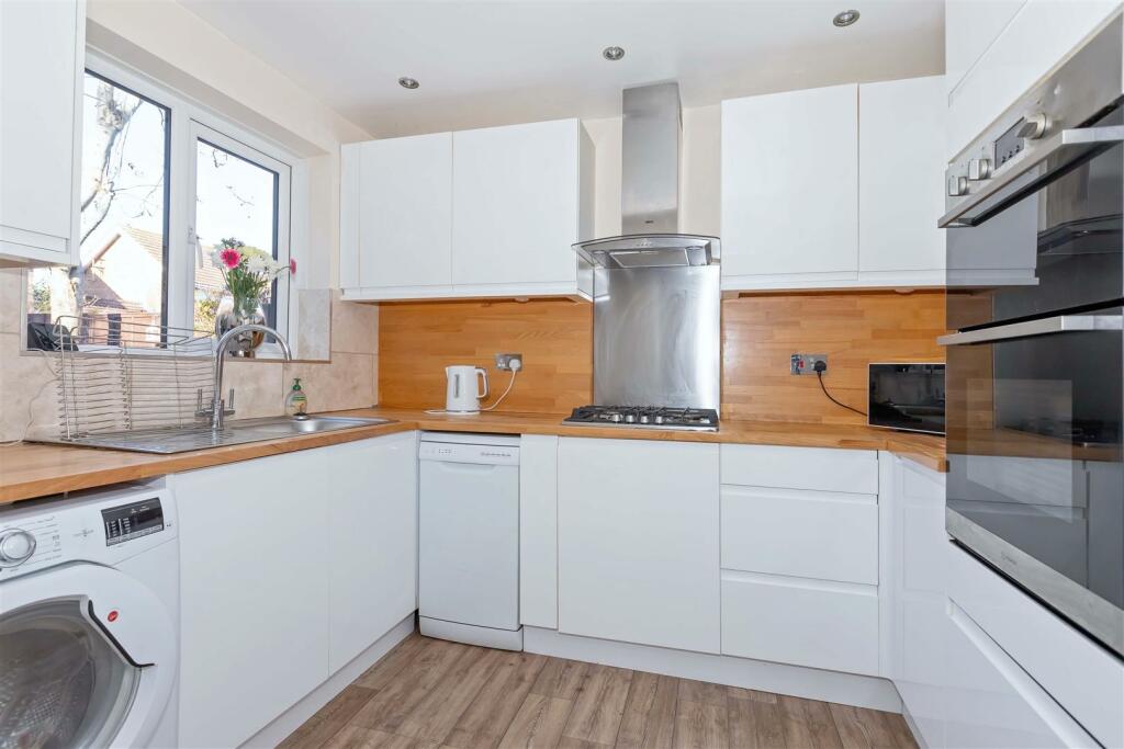 Carisbrooke Drive_4.jpg