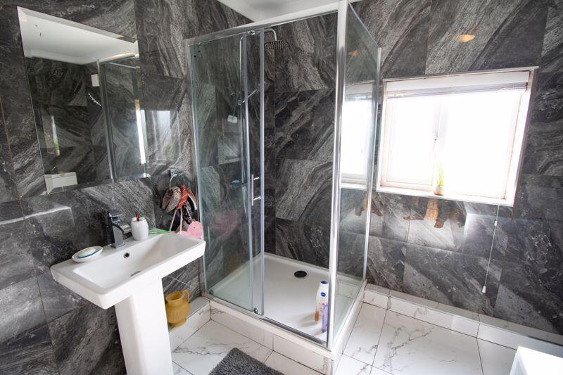 Family bathroom (upper floor)