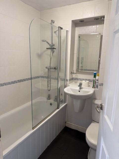 4 Elkstone Close bathroom.jpg